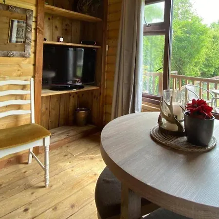Lakeside - - Sleeps 4 *
